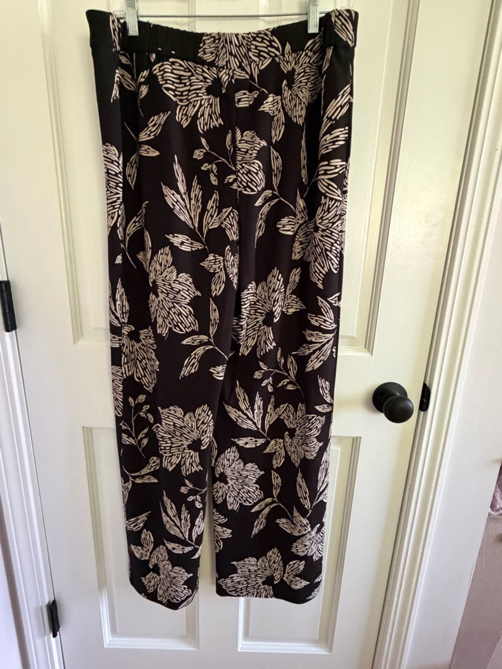 Chicos Woman’s Wide Leg Pull On Pants Elastic Waste. Black Floral. Size 2 EUC